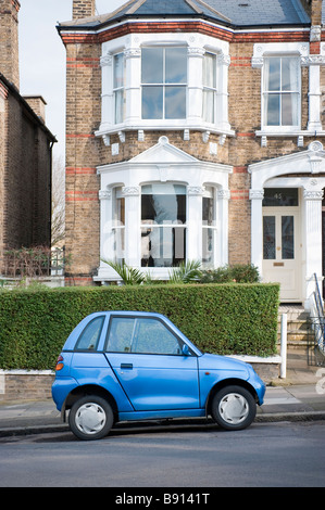 G-Wiz elettrico auto parcheggiata in una strada residenziale a Londra Foto Stock