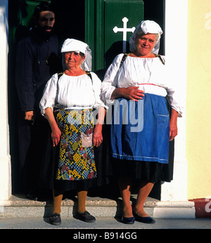 Ionie Grecia Corfu due anziane donne Tipici Corfi oti uscendo dalla chiesa Foto Stock