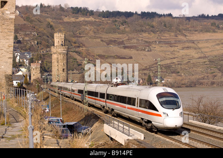 Classe 403 ICE 3 elettrico ad alta velocità unità multiple con un BD Bahn intercity express il servizio passeggeri a Oberwesel Foto Stock