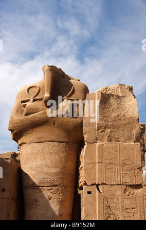 Testa di Osiride statua che tiene un ankh in ogni mano, vicino Tempio di Karnak Luxor Egitto Foto Stock