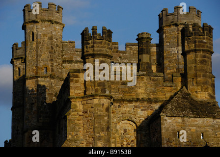 Abbazia di Battle pietre antiche torrette in tardo pomeriggio sun Foto Stock