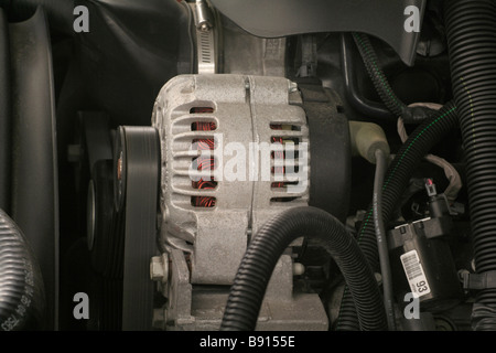 Alternatore sul nuovo motore di automobile Foto Stock