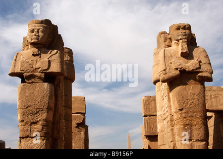 Due grandi in pietra scolpita statue di Osiride, Tempio di Karnak Luxor Egitto Foto Stock