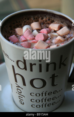 Cioccolata calda da bere - nella tazza da caffè - con marshmallow Foto Stock