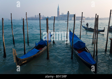 Italia Veneto Venezia vista delle gondole da Piazza San Marco con San Giorgio Maggiore in background Foto Stock