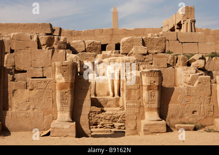 Figure sedute sul trono e danneggiato le statue di Osiride, cappella del 'audizione Ear", Tempio di Karnak rovine, Luxor, Egitto Foto Stock