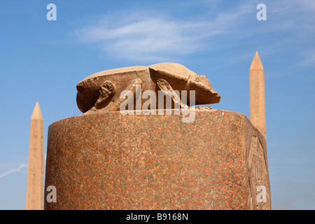 Scarabeo sacro beetle statua tra due obelischi di Faraone Tuthmosis I e la Regina Hatshepsut, Tempio di Karnak Luxor Egitto Foto Stock