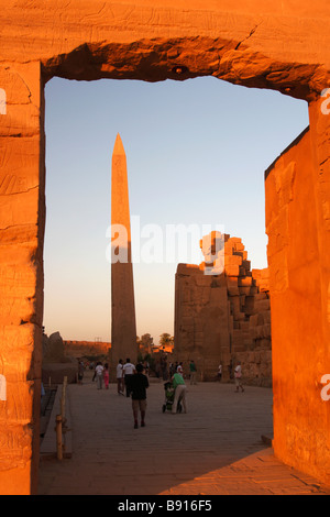 Obelisco del faraone Tuthmosis Ho incorniciato dal portale in pietra al tramonto, Tempio di Karnak corte centrale, Luxor, Egitto, [Nord Africa] Foto Stock