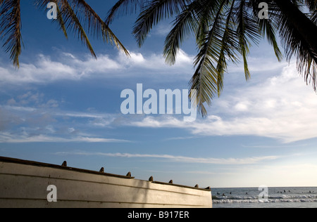 Palme e barca a Samara Beach in Costa Rica. Foto Stock