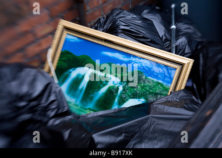 Un solo uomo nel cestino è un altro uomo tesoro Foto Stock