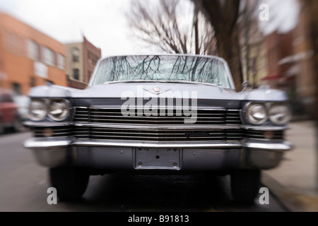 Una vecchia Cadillac parcheggiato sulla strada Foto Stock