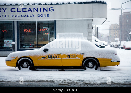 Nyc taxi in una tempesta di neve Foto Stock