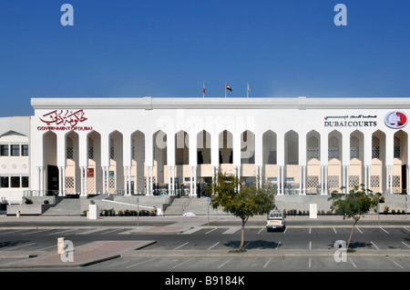 Parcheggio vuoto di Dubai il sabato presso il Law Courts & Uffici governativi edifici architettura bilingue segno e logo United Arab Emirati Arabi Uniti Medio Oriente Foto Stock