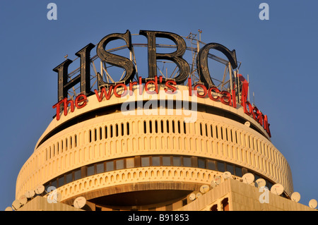 Dubai HSBC Bank sul tetto pannello pubblicitario sulla sommità di alto edificio per uffici Foto Stock
