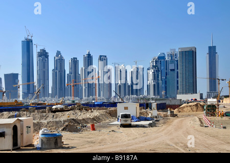 Dubai grande costruzione edificio sito con molti elevato aumento di grattacieli alcuni completati alcuni lavori in corso con la gru in Dubai EMIRATI ARABI UNITI Medio Oriente Asia Foto Stock