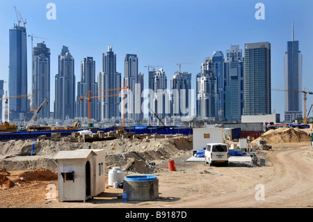 Dubai grande costruzione edificio sito con molti elevato aumento di grattacieli alcuni completati alcuni lavori in corso con la gru in Dubai EMIRATI ARABI UNITI Medio Oriente Asia Foto Stock