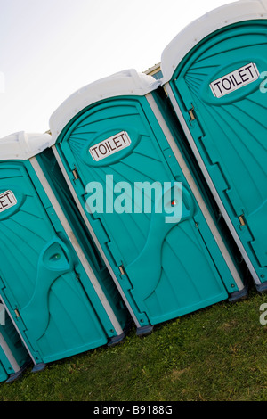 Outhouses portatile in un campo Foto Stock