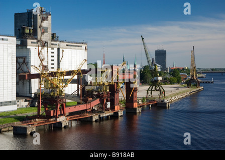 Gli impianti del porto nel porto di Riga Foto Stock