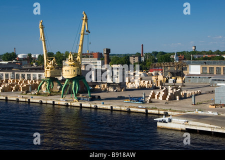 Legname terminale di movimentazione nel porto di Riga Foto Stock