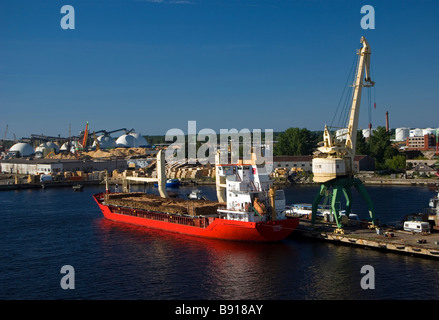 Legname terminale di movimentazione nel porto di Riga Foto Stock