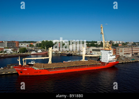 Cargi nave al legname terminale di movimentazione nel porto di Riga Foto Stock