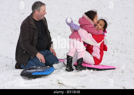 Padre bianco figlia toddlerl etnica nero razza mista sorridenti divertirsi giocando a snow ice giovani Foto Stock
