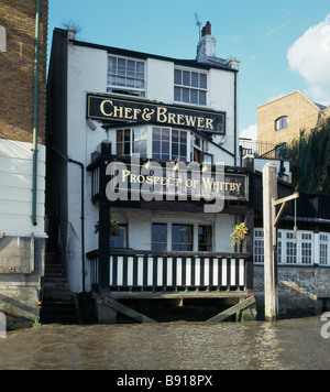 Prospettiva di Whitby pub sul fiume Tamigi a Wapping, Londra Foto Stock