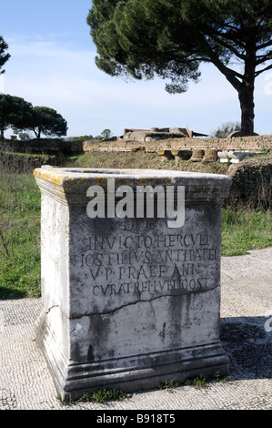 Il Tempio di Ercole nel sito archeologico di Ostia Antica che era il vecchio porto di Roma in Italia Foto Stock