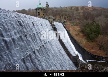 Travasi di acqua la diga di parete in corrispondenza del serbatoio peneygarreg sul "elan valley " Foto Stock