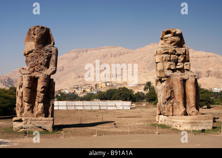 Colosso di Memnon, enormi statue di pietra del faraone Amenhotep III, 'West Bank", Luxor, Egitto, [Nord Africa] Foto Stock