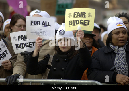 Migliaia di protesta stato proposto e city tagli di bilancio al di fuori della città di Hall in New York Foto Stock