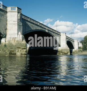 Il Chiswick ponte sul fiume Tamigi a Londra Foto Stock