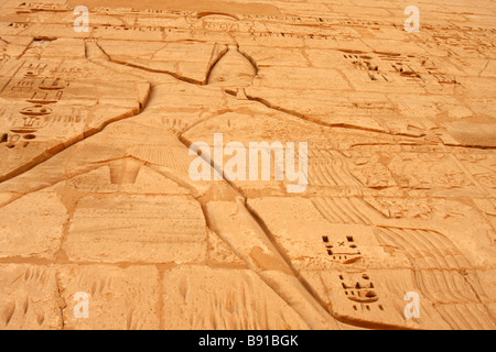 Rilievo del faraone Ramesse III uccidendo nemici scolpiti sulla parete del pilone di [Medinet Habu] Tempio mortuario, 'West Bank", Luxor, Egitto Foto Stock