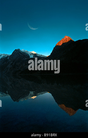 Crescent Moon over multa superiore Lago. La Cresta di Katun, montagne di Altai, Siberia, Federazione russa Foto Stock