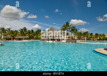 Hotel piscina thatch pool bar Bayahibe Repubblica Dominicana Viva Wyndham Dominicus Palace resort all-inclusive palme Foto Stock