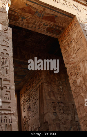 Grande portale in pietra decorata con geroglifici egiziani e rilievi, [Medinet Habu] Tempio mortuario, 'West Bank", Luxor, Egitto Foto Stock