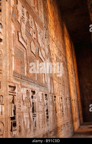 Antichi geroglifici egiziani e sollievo a parete bagnato dal sole, [Medinet Habu] Tempio mortuario, 'West Bank", Luxor, Egitto Foto Stock