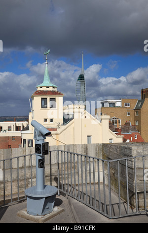 Vista dalla torre rotonda con il suo telescopio attraverso lo skyline di vecchi Portsmouth alla Spinnaker Tower Foto Stock