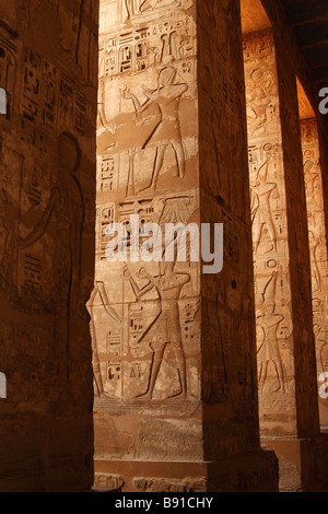 Colonne in pietra scolpita con rilievi e geroglifici, [Medinet Habu] Tempio mortuario di Ramses III, 'West Bank", Luxor, Egitto Foto Stock