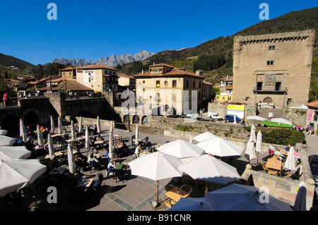 Infantado Tower a Potes La Liebana Cantabria Spagna Foto Stock