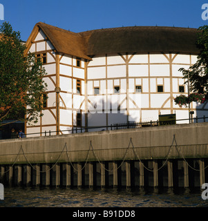 Il Globe Theatre di Shakespeare sul fiume Tamigi a Bankside, Southwark, Londra. Foto Stock