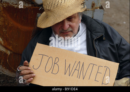 Disoccupati senzatetto mendicante nei bidoni per strada Foto Stock