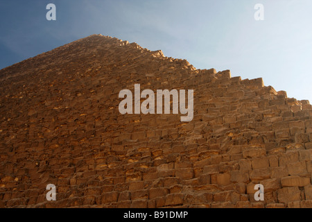 Antica piramide egizia di Khufu (Cheope) contro il luminoso cielo blu, chiudere fino a basso angolo, Giza, il Cairo, Egitto Foto Stock