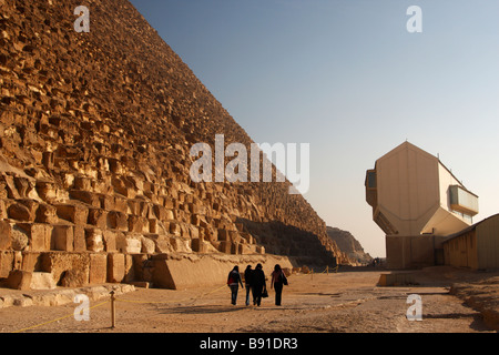 I turisti a piedi verso 'Solar Boat Museum' accanto alla grande Piramide di Khufu, Giza, il Cairo, Egitto Foto Stock