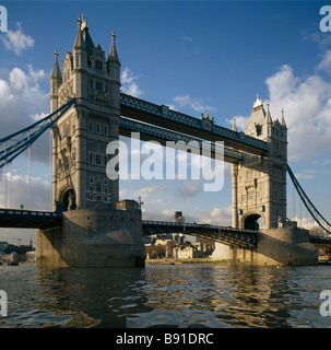 Il Tower Bridge sul fiume Tamigi Londra, completato nel 1894 su disegno di Barry & Brunel. Foto Stock