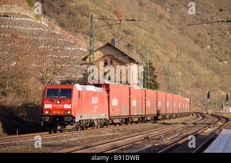 La Railion DB Logistics classe 185 locomotiva elettrica n. 185 304-3 trasporta un treno merci nei pressi di Kaub Foto Stock