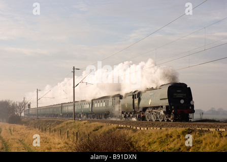 Locomotiva a vapore numero 34067 Tangmere con un appassionato di carta di vapore vicino Marks Tey. Foto Stock