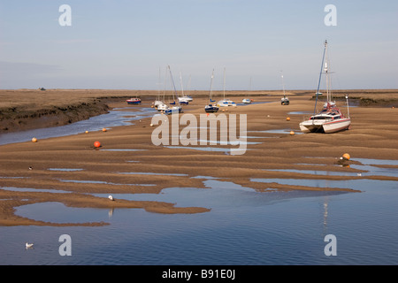 Barche essiccata a 'pozzetti accanto al mare" in Norfolk, Inghilterra, Regno Unito. Foto Stock