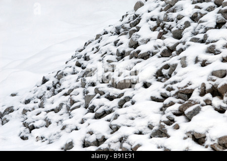 Mucchio di ghiaia ricoperta di neve. Foto Stock