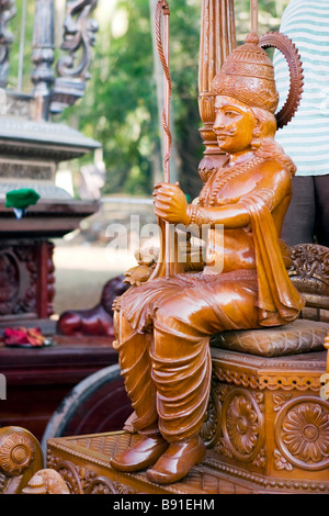 In legno statua Krishna carving del tempio auto (carro) per trasportare gli idoli delle divinità Indù utilizzato sui giorni di festival. Foto Stock